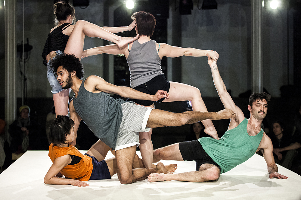Faire corps ensemble : l’utopie en mouvement selon Faye Driscoll